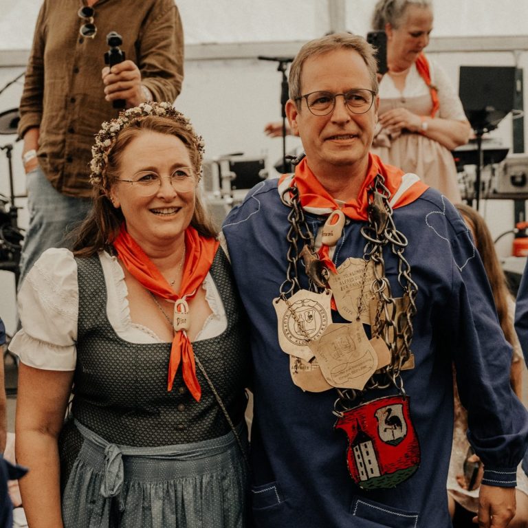 Klompenkönig Manfred Gebel mit seiner Königin Nadine.