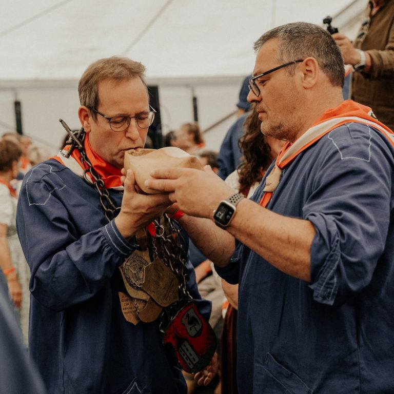 Traditionell trinkt der neue König Bier aus einem Klompenschuh.